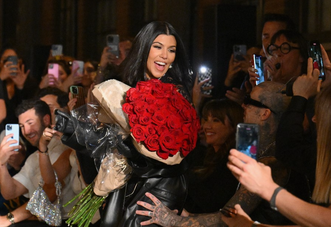 Fekete-fehér ékszeres színekkel – Kourtney Kardashian nappalija mindent visz