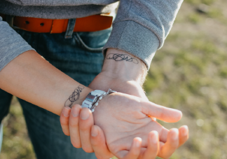„A párom kiakadt, amiért közös tetoválásom van egy régi szerelmemmel, de én nem akarom leszedetni” 