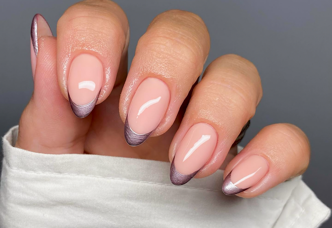 Még mindig hódít a króm francia manikűr, ezeket a trendeket neked is ki kell próbálnod