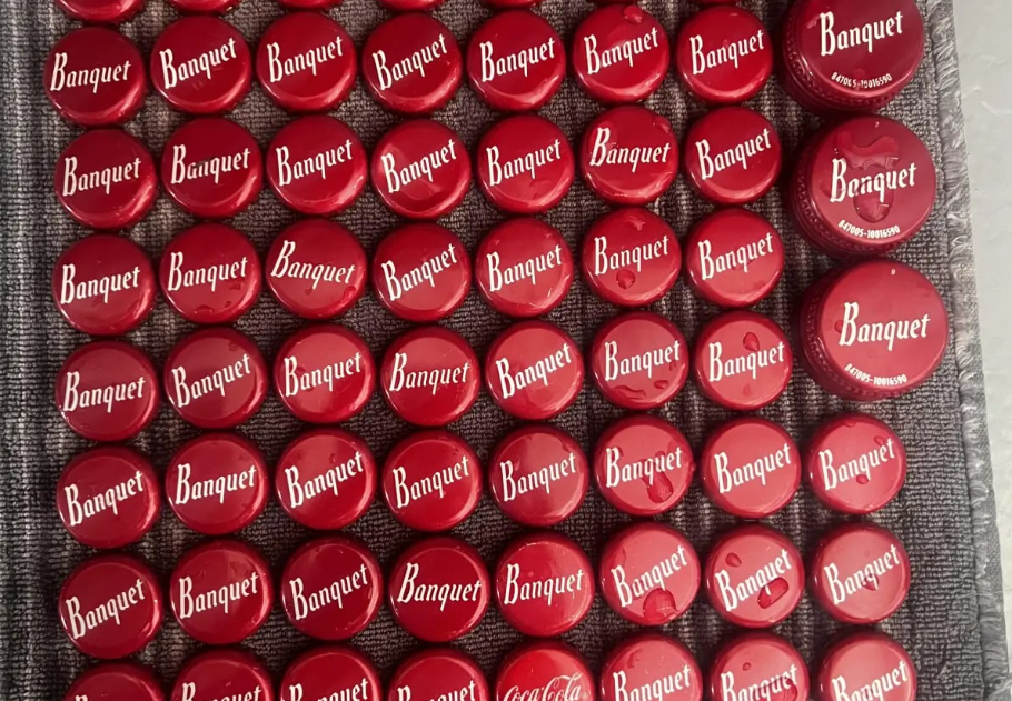 Eszméletlenül jó szemed van, ha megtalálod a kupakok között a Coca Cola feliratút, főkép