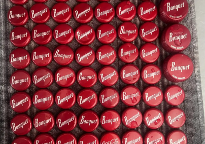 Eszméletlenül jó szemed van, ha megtalálod a kupakok között a Coca Cola feliratút