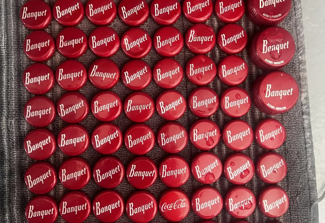 Eszméletlenül jó szemed van, ha megtalálod a kupakok között a Coca Cola feliratút