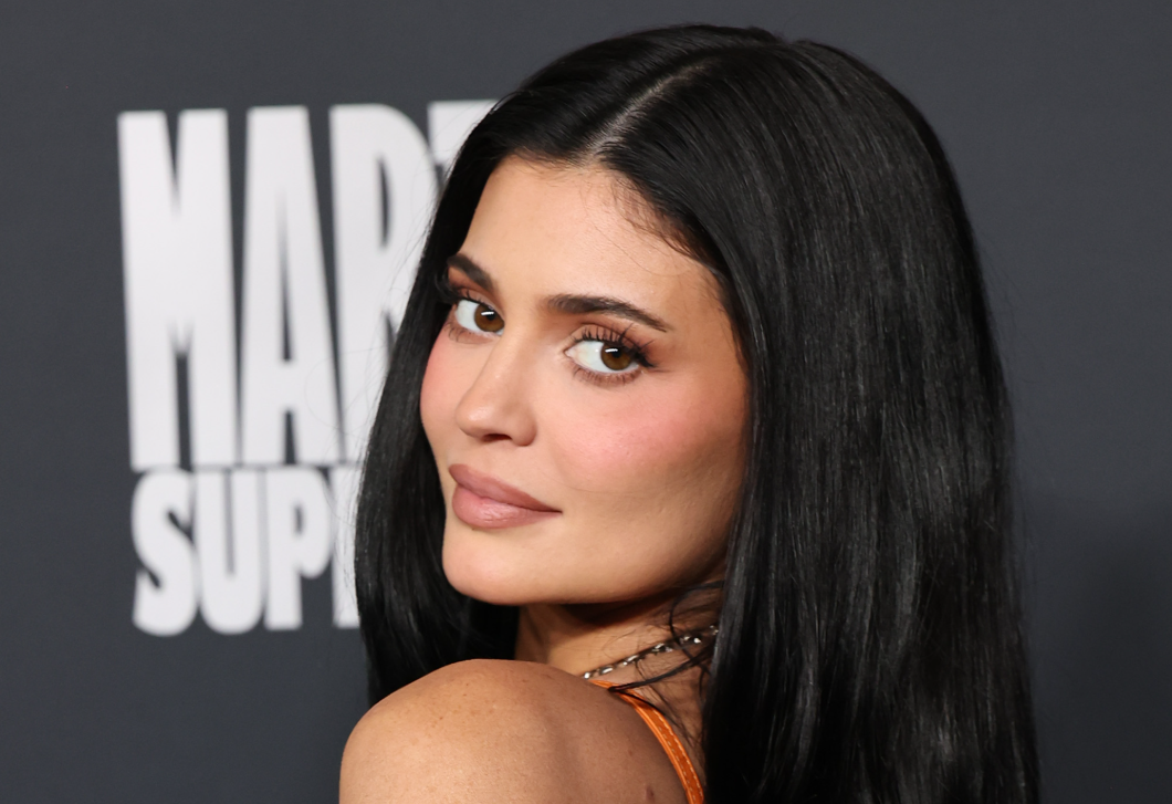 Kylie Jenner merész, pinkszínű tollruhájáról beszél most mindenki – egyszerűen mesés