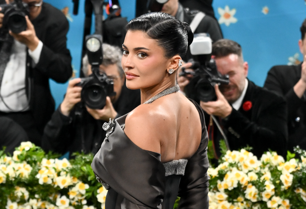 Kylie Jenner ebben a tüzes piros bőrdzsekiben indította be az ünnepi szezont