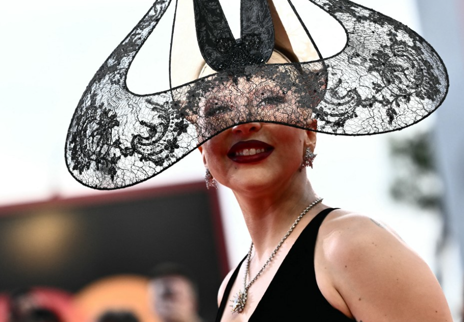 Csillár a fürdőbe? Úgy érdemes, ahogy Lady Gaga csinálja!, főkép