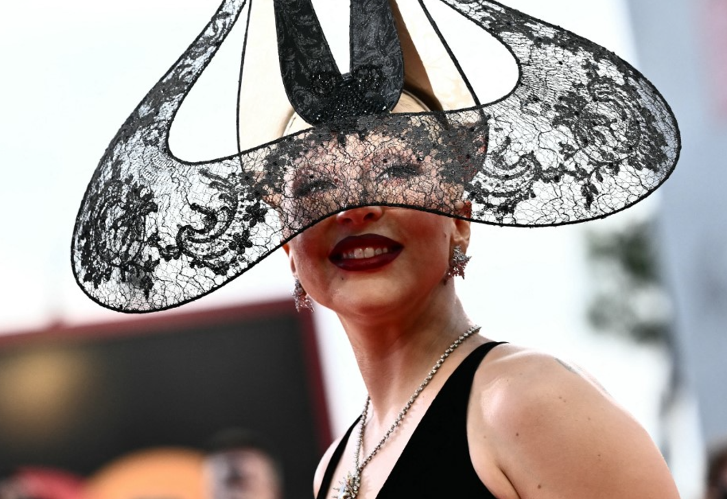 Csillár a fürdőbe? Úgy érdemes, ahogy Lady Gaga csinálja!