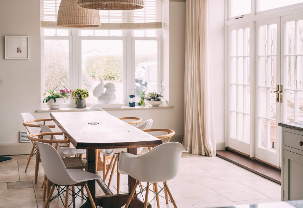 A lakberendezők szerint ez az 5 dolog azonnal elrontja az ebédlő hangulatát