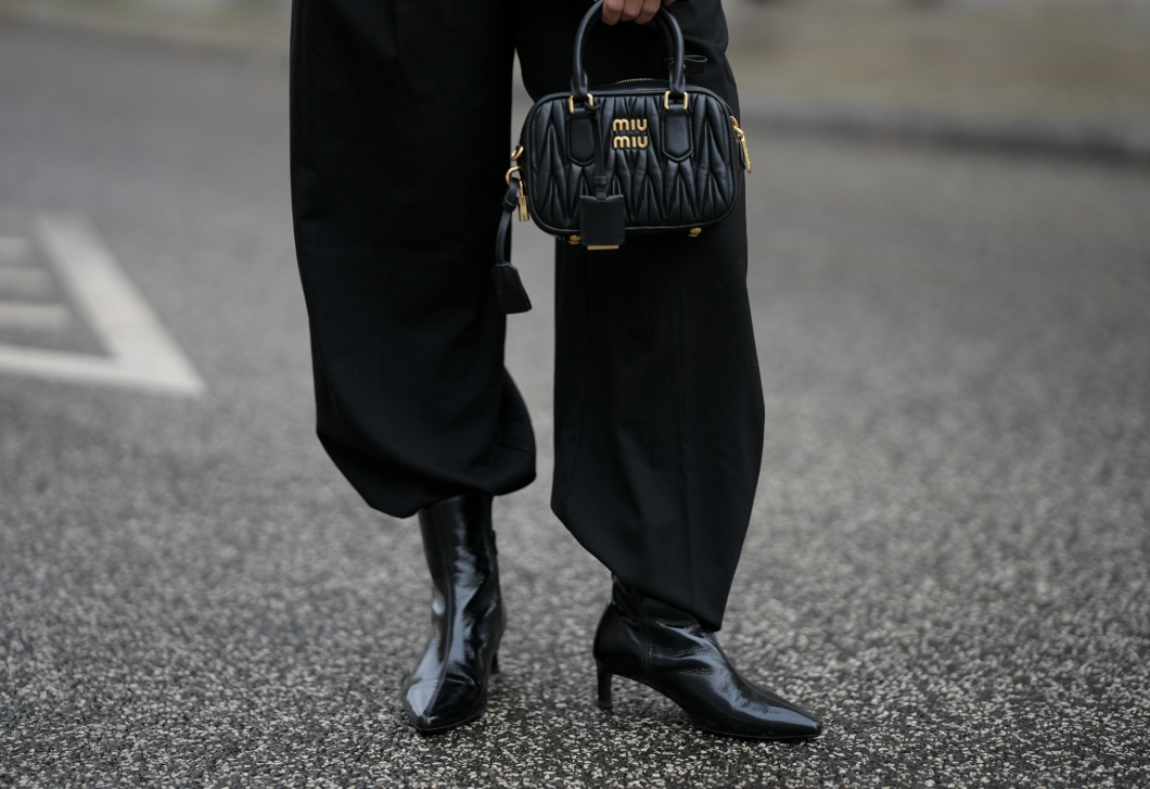 Felejtsd el a szoknyákat, ez a nadrágtrend mindennél menőbb lesz 2026-ban