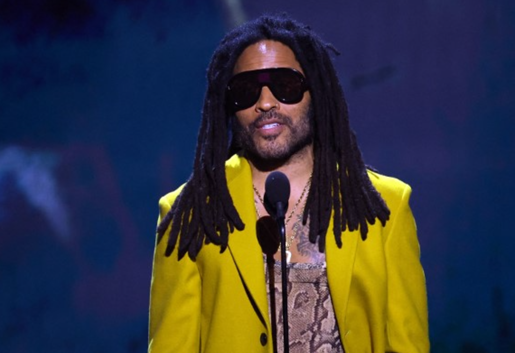 Lenny Kravitz így edz a teraszán teljes nyugalomban – ez az elegáns megoldás kizárja a külvilágot