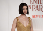 Lily Collins arany ruhában jelent meg az Emily Párizsban premierjén, csodásan nézett ki