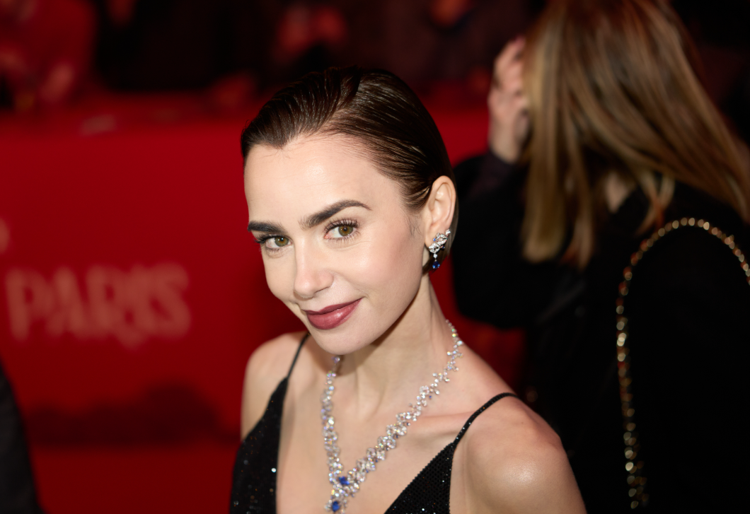 Megható fotókat posztolt nagybeteg édesapjáról Lily Collins – ilyen állapotban van most a legendás zenész
