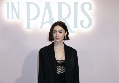 Lily Collins blézere lesz az ősz must-have darabja, minden szettel tökéletes