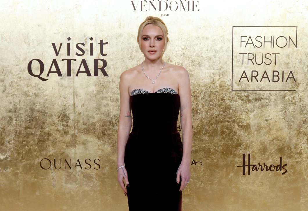 Lindsay Lohan bársonyvörös estélyiben tündökölt – a csillogó melltartója váratlan csavart adott a megjelenésének