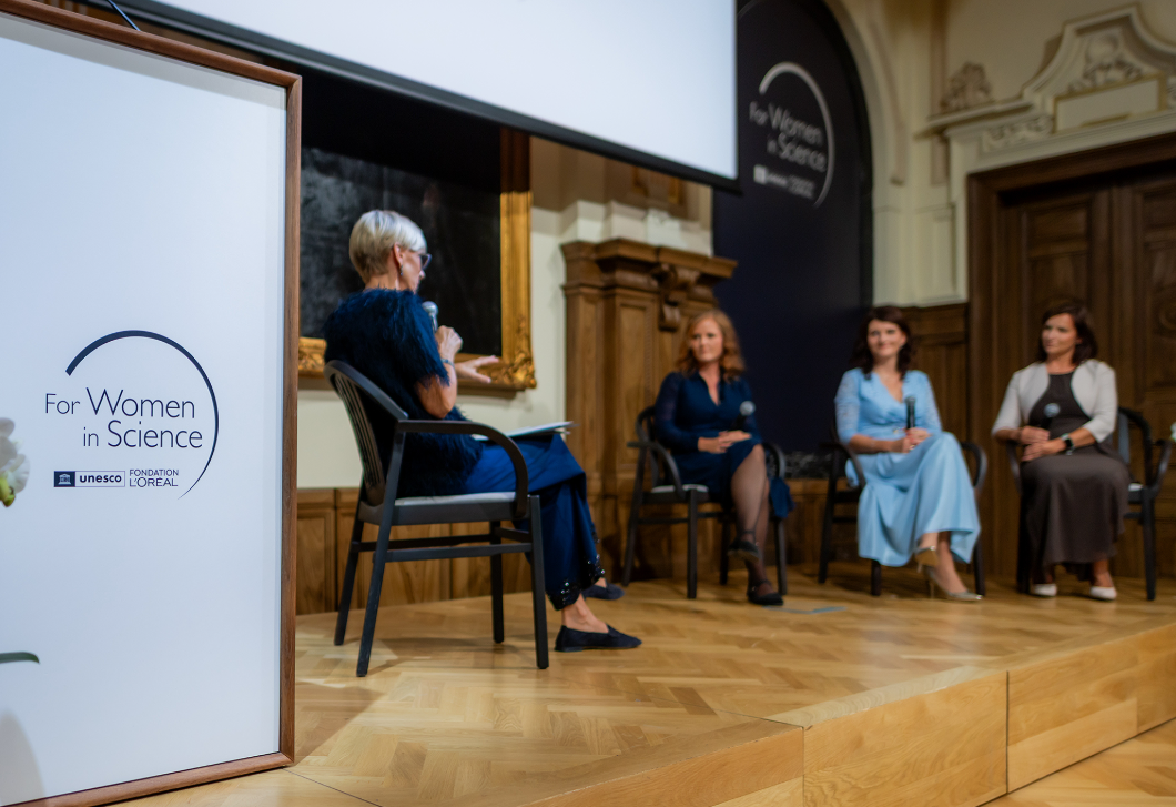 A fenntarthatóbb mikrochipek, zöld gyógyszergyártás és személyre szabott rákterápiák – ezeket díjazta a „L’Oréal–UNESCO A Nőkért és a Tudományért”