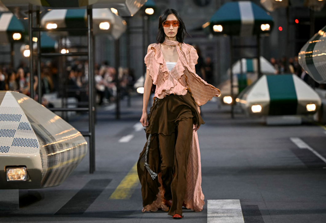 Lélegzetelállító finálé: Louis Vuitton 2027 tavasz–nyári kollekciója zárta a párizsi divathetet