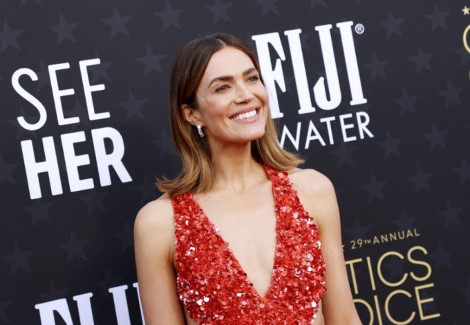 Mandy Moore megmutatta a modern otthonát, így fest a színes nappalija