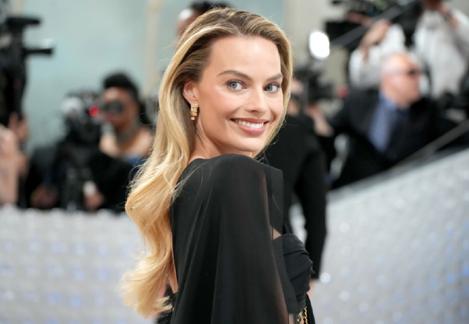 Margot Robbie csíkos blézere lesz 2024 legmenőbb trendje 