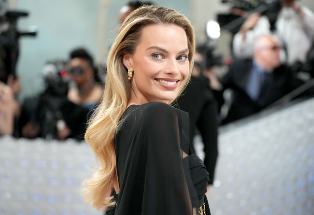 Margot Robbie csíkos blézere lesz 2024 legmenőbb trendje 