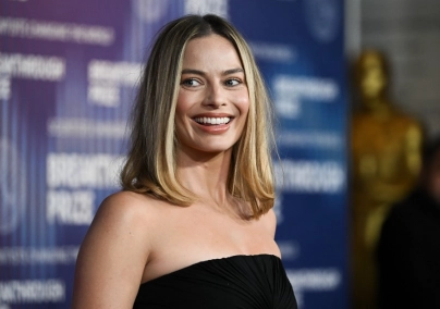 Margot Robbie koszorúslány ruháját akarja most mindenki, tökéletes egy esküvőre