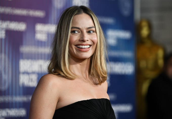 Margot Robbie koszorúslány ruháját akarja most mindenki, tökéletes egy esküvőre