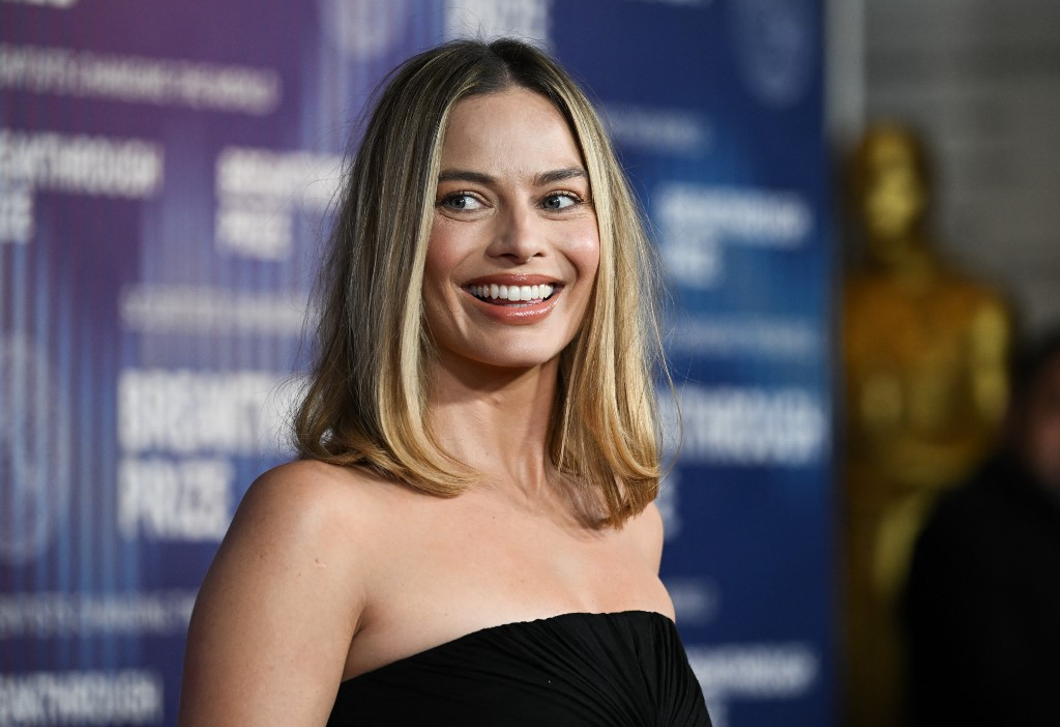 Margot Robbie koszorúslány ruháját akarja most mindenki, tökéletes egy esküvőre