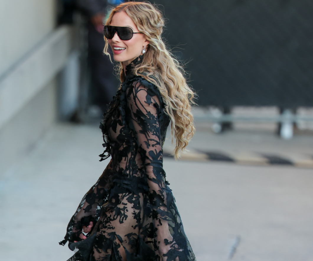 Margot Robbie egy csipkés meztelen ruhában mutatta meg alakját