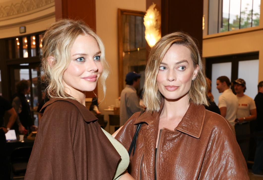 Híres hasonmásával pózolt Margot Robbie, félelmetes mennyire egyformák