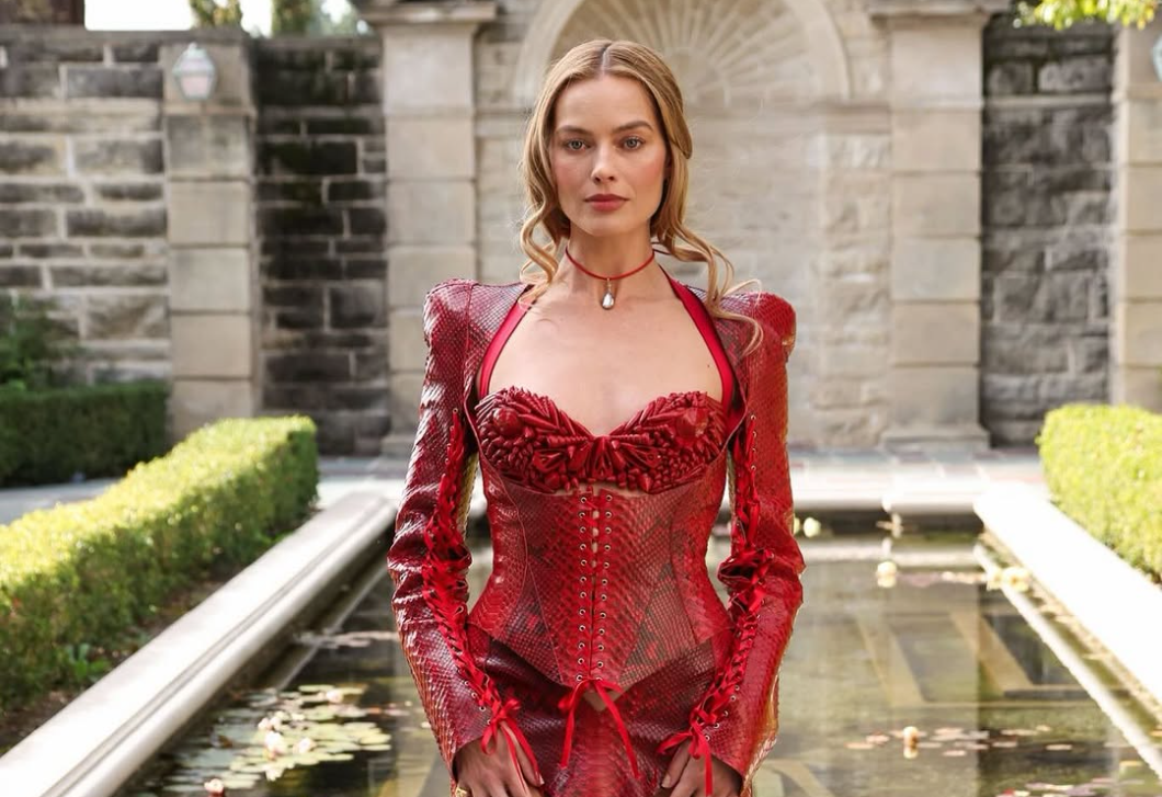 Divatforradalmat indított Margot Robbie az Üvöltő szelek sajtóturnéján viselt szettjeivel