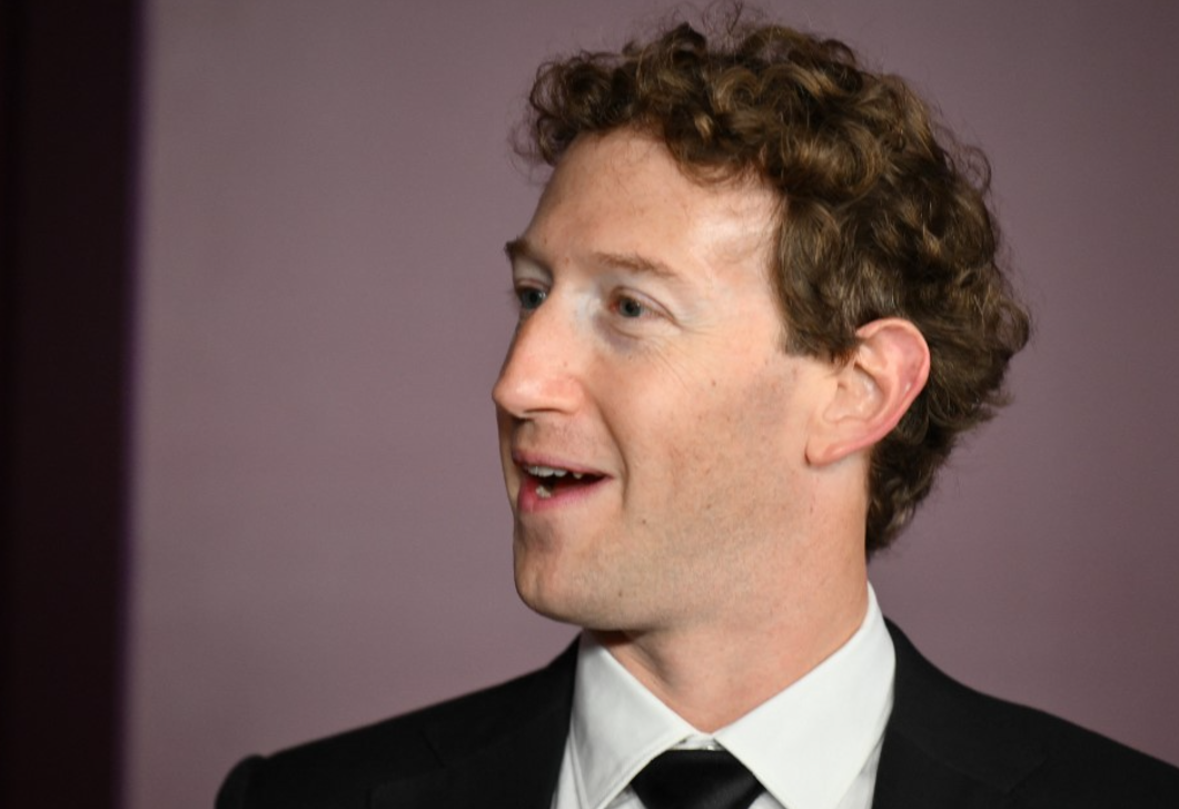 Ettől hat nagyobbnak Mark Zuckerberg nappalija – a milliárdos zseniális trükkje