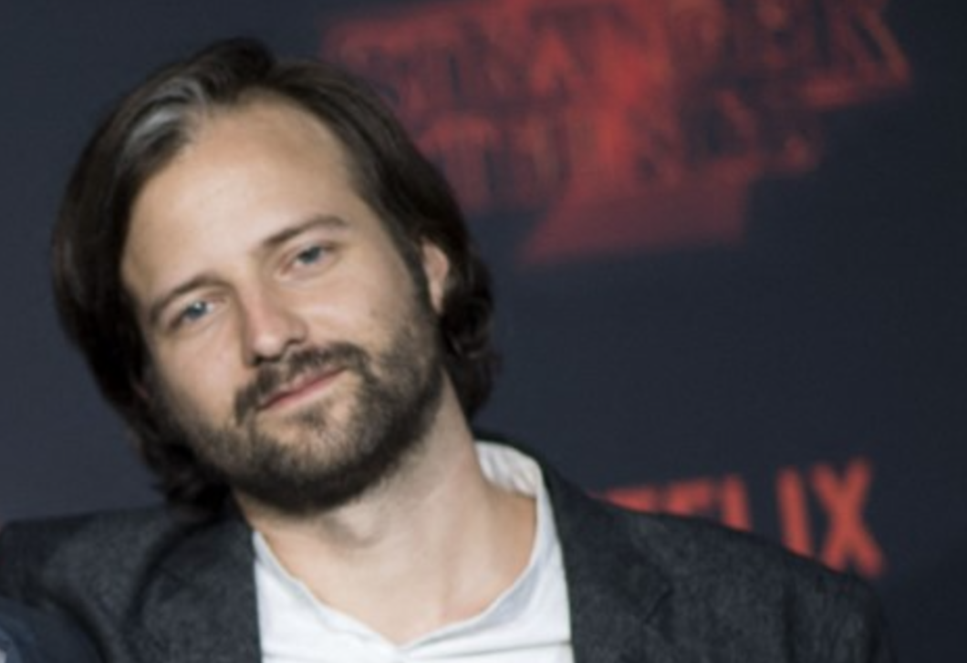 Púderkék ágyak és vintage részletek – ezért dicsérik most a tervezők a Stranger Things alkotójának vendégszobáját