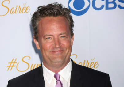 Szívszorító: Matthew Perry otthonában antidepresszánsokat találtak, itt vannak a részletek