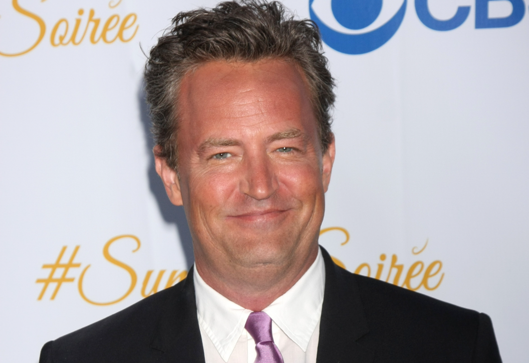 Szívszorító: Matthew Perry otthonában antidepresszánsokat találtak, itt vannak a részletek