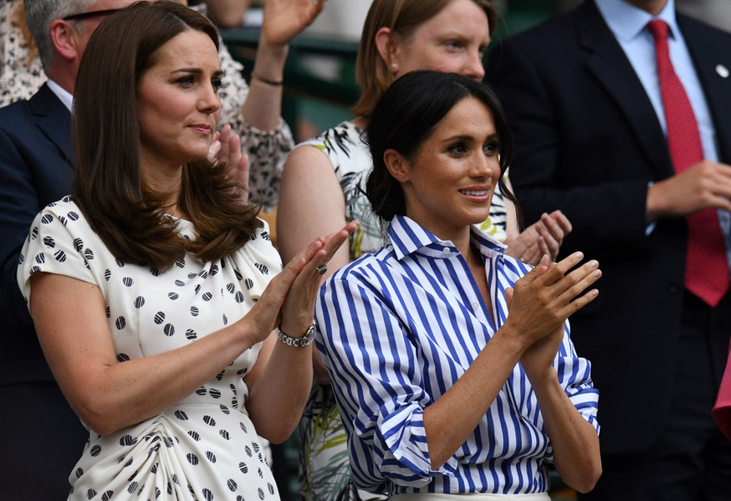 Itt a bizonyíték, hogy Meghan Markle mindig ideges Katalin hercegné mellett