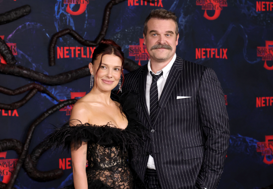 Millie Bobby Brown megszólalt a zaklatási vádak után David Harbourról, főkép