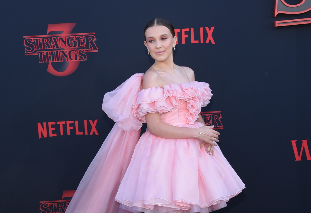 Millie Bobby Brown Barbie-rózsaszín szettjét imádja most a világ: ebben a randizott a férjével