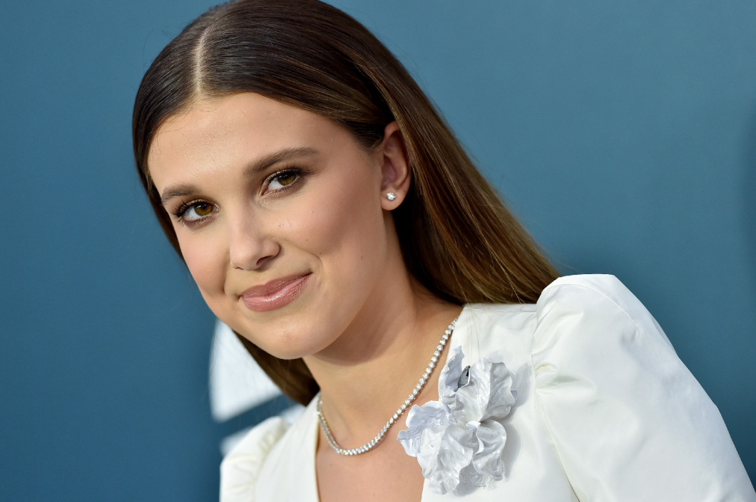 Millie Bobby Brown a nyár legmenőbb fonását viseli 