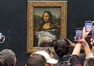 Tortával dobta meg a Mona Lisát egy idős nőnek öltözött férfi
