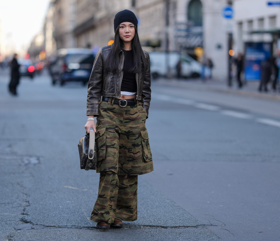 Ez a 3 nadrág diktálja a divatot idén télen – nagy zsebek és fűzők díszítik