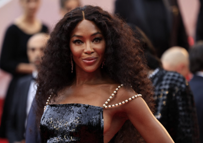 Fotók: az 54 éves Naomi Campbell bikiniben mutatta meg a tökéletes alakját