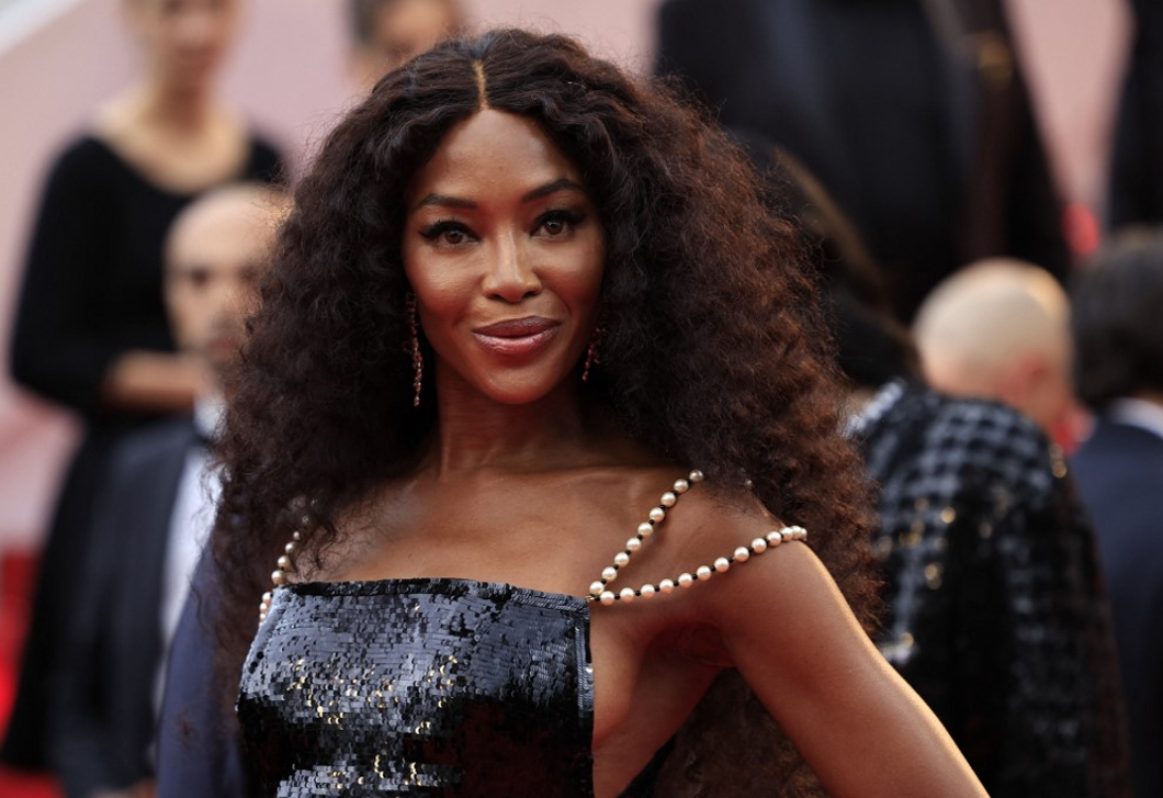 Fotók: az 54 éves Naomi Campbell bikiniben mutatta meg a tökéletes alakját