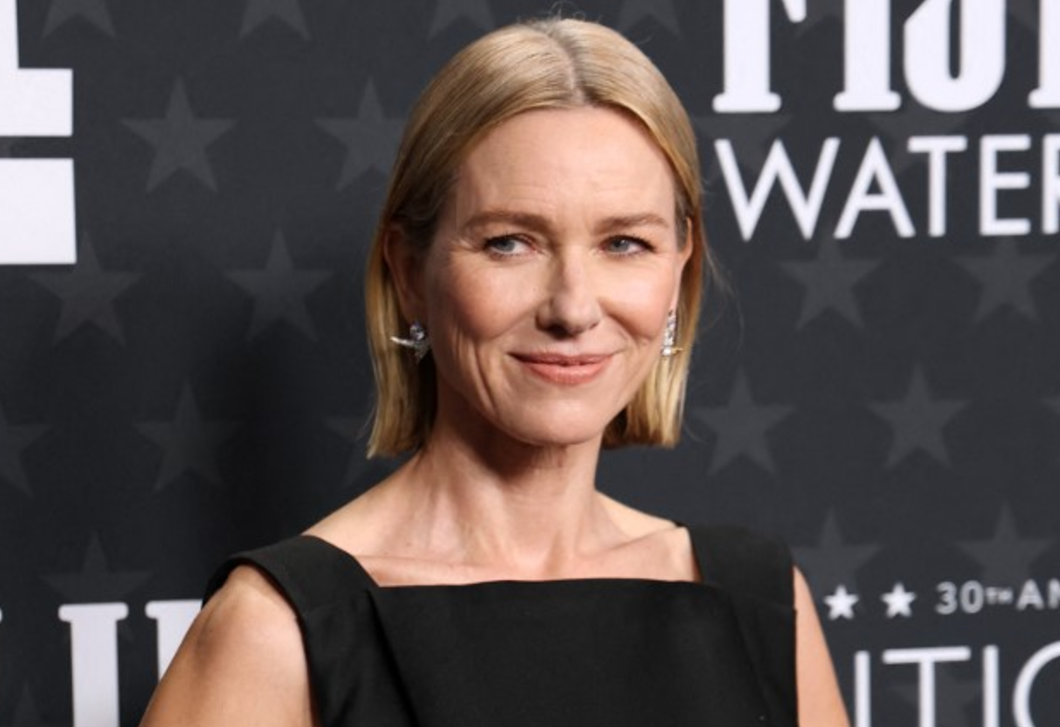Semleges színek, unalmas enteriőr? Van megoldás! Mindentudó csíkok Naomi Watts gyönyörű nappalijában