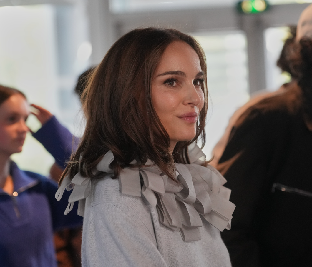 Natalie Portman francia kismamastílusa: vintage ruhában villantotta meg pocakját