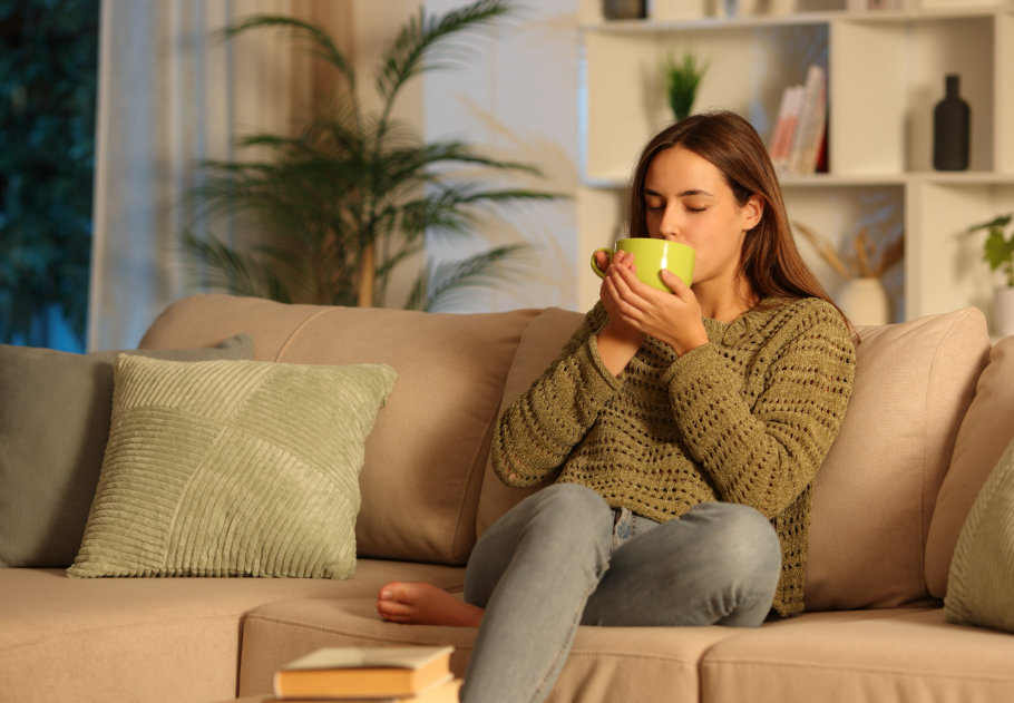 Magad alá húzod a lábad ülés közben? – a pszichológia szerint ezt árulja el rólad, főkép