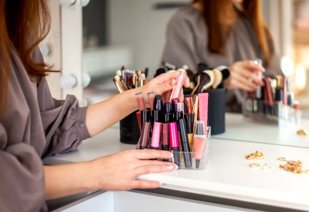 Íme 4 jel, hogy ideje megszabadulnod a szépségápolási termékeidtől a bőrgyógyászok szerint