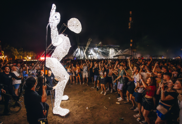 Éjszaka is szeretni fogjuk a Szigetet