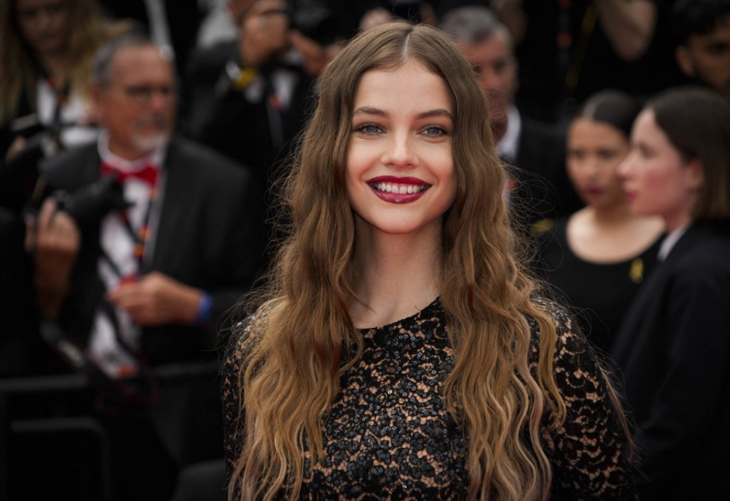 Palvin Barbara káprázatos ruhában jelent meg a cannes-i filmfesztiválon
