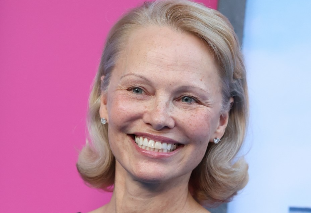 Pamela Anderson egy klasszikus színpárral kerülte el a legnagyobb konyhai hibát
