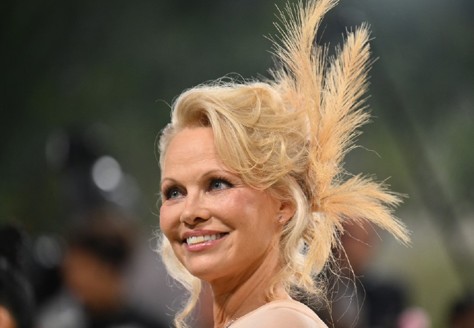 Az 56 éves Pamela Anderson így jelent meg a Met-gálán, imádják érte az emberek