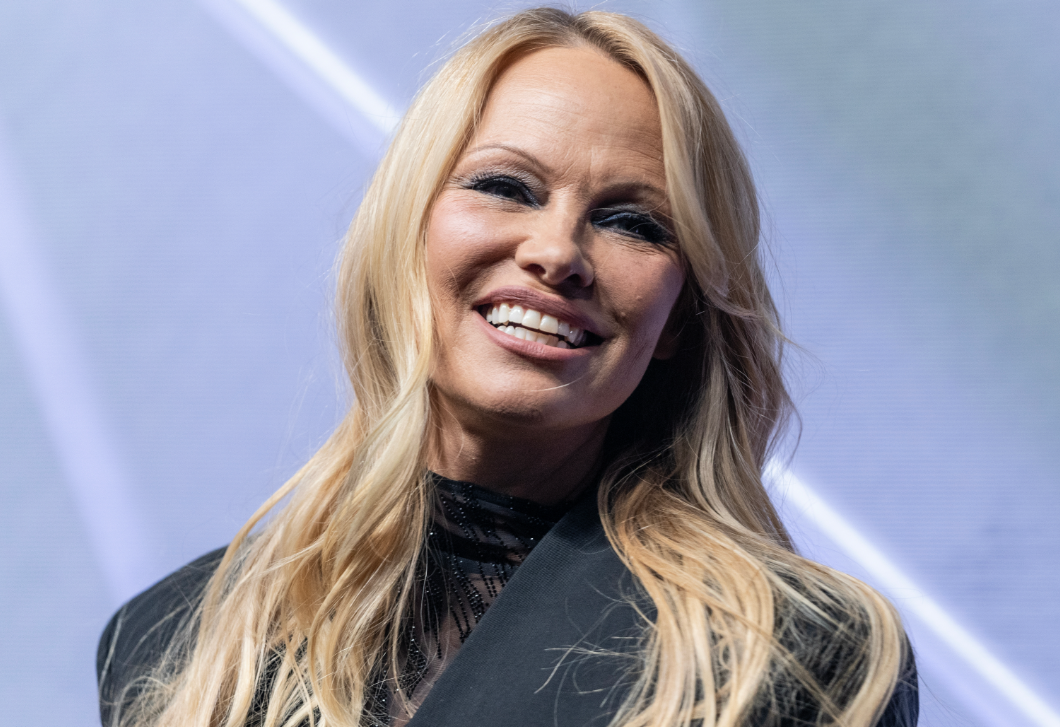 Pamela Anderson merész Gucci ruhájáról beszél most mindenki, egyszerűen mesés