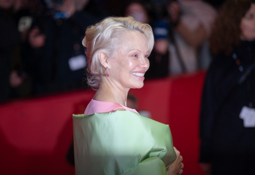 Pamela Anderson első bútorkollekciója – teljesen szembemegy minden kültéri trenddel